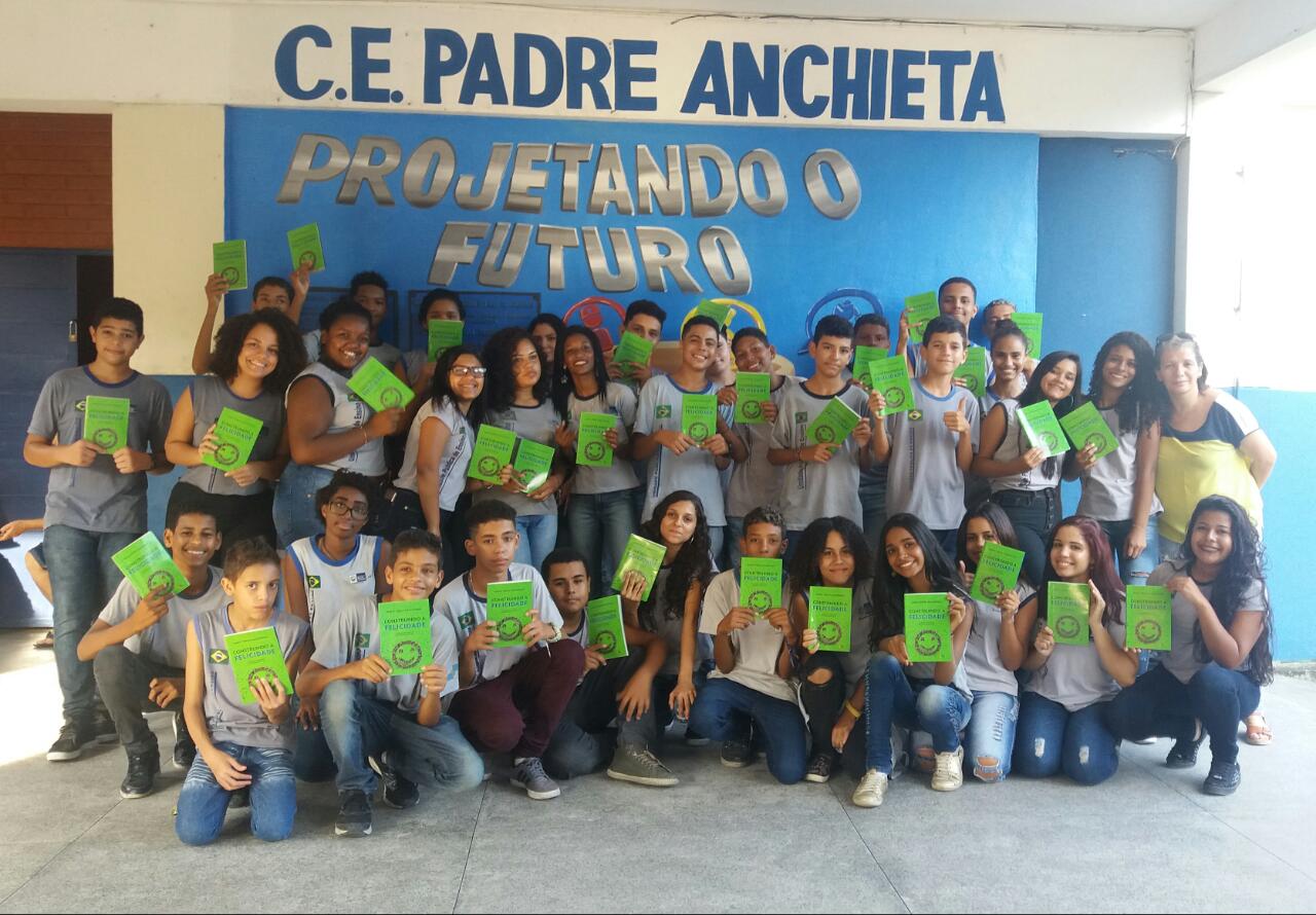 Alunos da escola pública CE Padre Anchieta com o livro Construindo a Felicidade